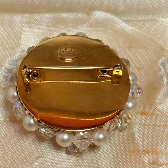 Pearl and Crystal Brooch - Picture 3 of 7